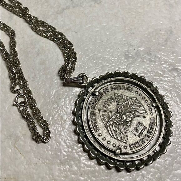 𝅺VINTAGE Spirit of 76 medallion necklace - Picture 2 of 2